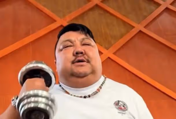 恩克疑似直播吃肉時嘔血,害怕成為下一個泡泡龍,終於吃起了青菜