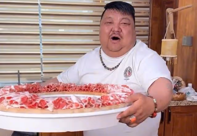 恩克疑似直播吃肉時嘔血,害怕成為下一個泡泡龍,終於吃起了青菜