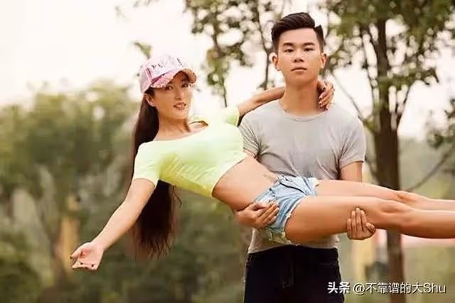 「凍齡女神」劉葉琳身材凹凸玲瓏皮膚光滑細膩,修長細腿嫵媚動人