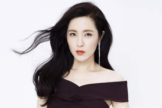 她曾美過章子怡，三個前男友都是影帝，如今46歲依舊單身！