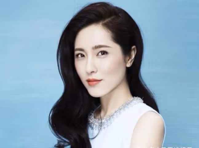 她曾美過章子怡，三個前男友都是影帝，如今46歲依舊單身！