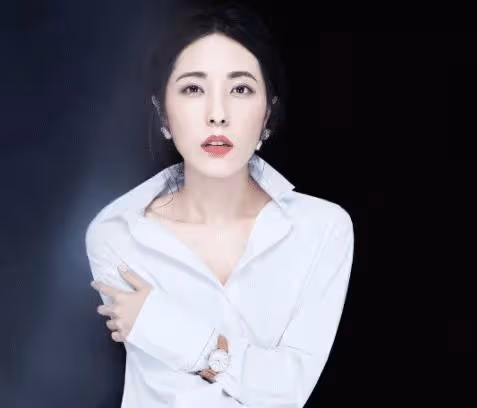 她曾美過章子怡，三個前男友都是影帝，如今46歲依舊單身！