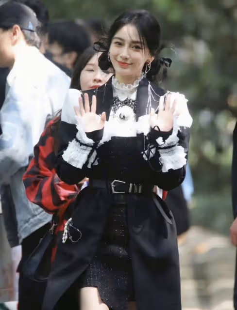 《奔跑吧》路透曝光,baby和男閨蜜張大大比心,不受前夫合照影響