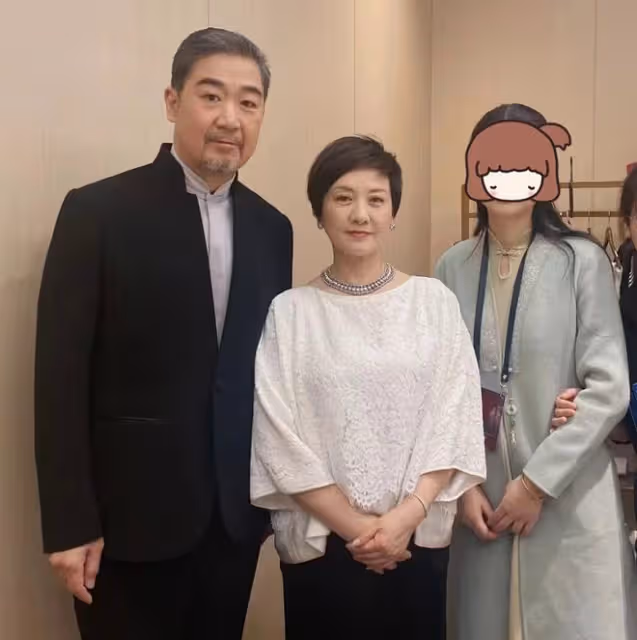 《紅樓夢》演員聚會！鄧婕帶張國立現身，陳曉旭妹妹罕露面氣質好