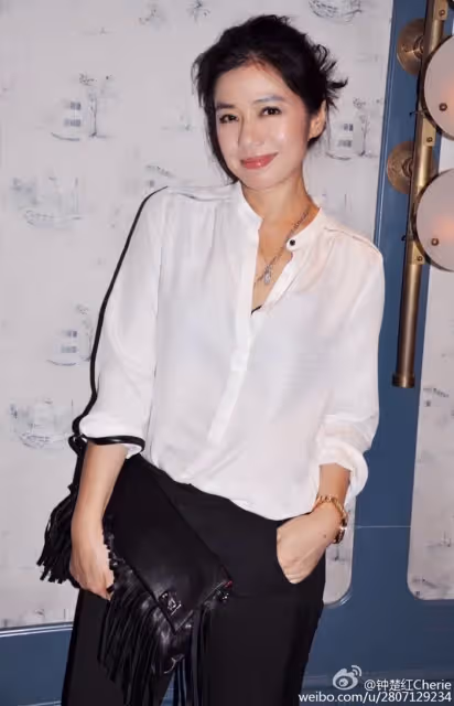 息影31年!一代女神喪夫後「獨居香港清幽生活」 「悄悄現蹤台北」大嗑火鍋模樣超凍齡