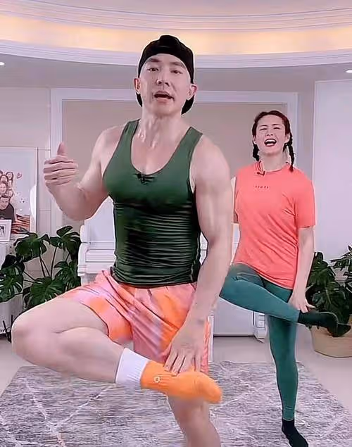 劉畊宏:熱度已過,穿奇裝異服拚命吸引流量,卻越發尷尬