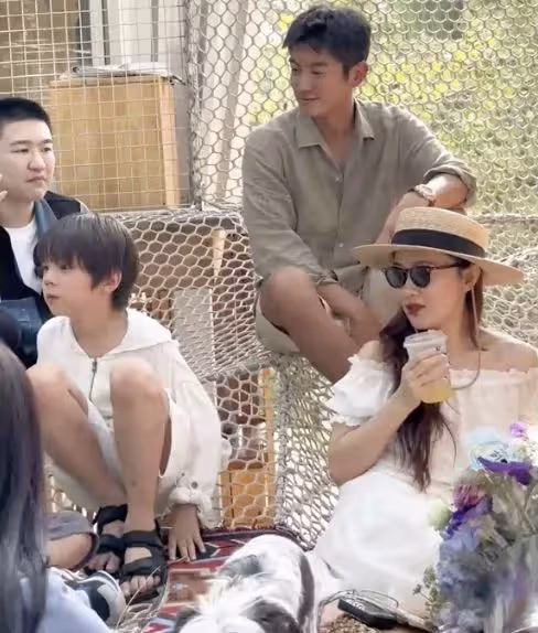 杜江霍思燕一家三口現身,疑似嗯哼親妹妹再出鏡,露正臉超像嗯哼