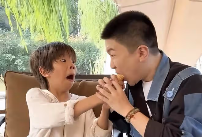 杜江霍思燕一家三口現身,疑似嗯哼親妹妹再出鏡,露正臉超像嗯哼