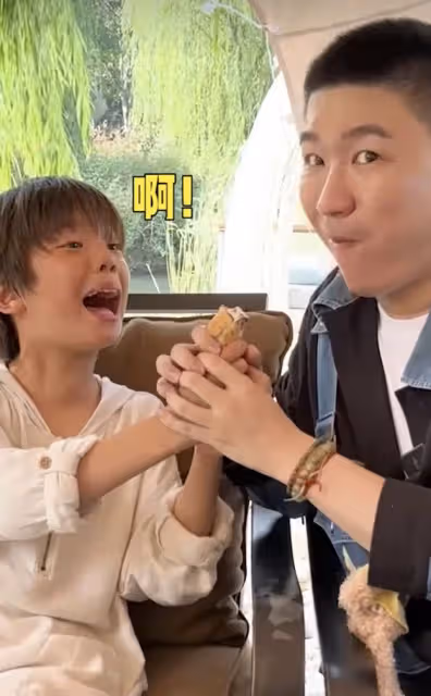 杜江霍思燕一家三口現身,疑似嗯哼親妹妹再出鏡,露正臉超像嗯哼