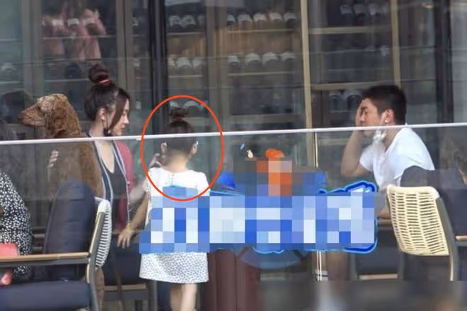 杜江霍思燕一家三口現身,疑似嗯哼親妹妹再出鏡,露正臉超像嗯哼