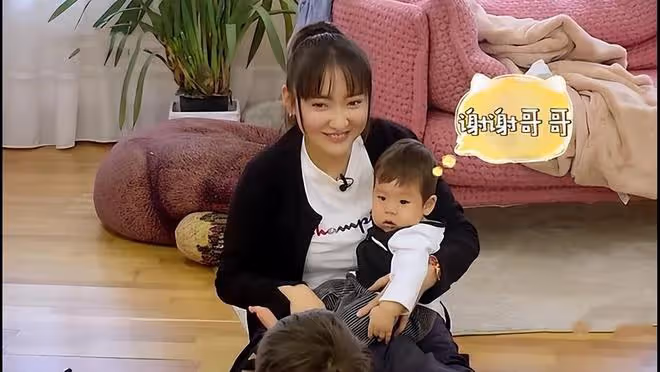杜江霍思燕一家三口現身，疑似嗯哼親妹妹再出鏡，露正臉超像嗯哼