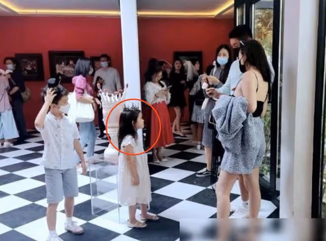 杜江霍思燕一家三口現身，疑似嗯哼親妹妹再出鏡，露正臉超像嗯哼