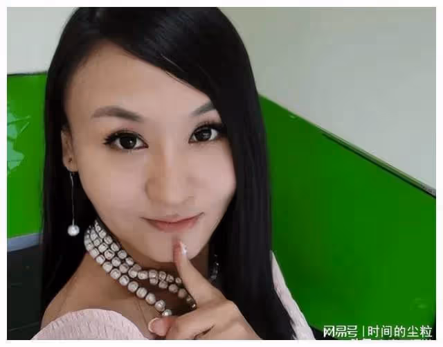 原央視女主持曹晴:事業期嫁大款,婚後在美受虐,自稱死都不回國