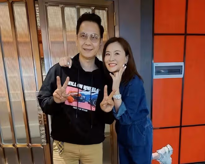 58歲陳啟泰帶妻子回內地,與張文慈聚會心情好,婚後無子女仍恩愛