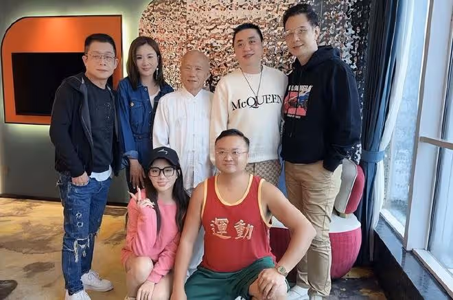 58歲陳啟泰帶妻子回內地,與張文慈聚會心情好,婚後無子女仍恩愛