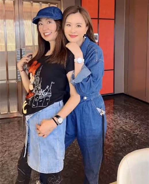 58歲陳啟泰帶妻子回內地,與張文慈聚會心情好,婚後無子女仍恩愛