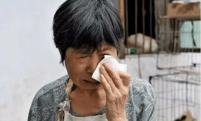 兒子44歲還啃老,我氣急敗壞想趕走他,兒子冷笑:我一天能賺1000
