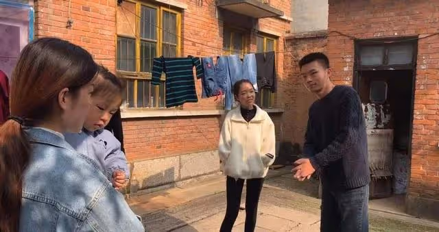 兒子44歲還啃老,我氣急敗壞想趕走他,兒子冷笑:我一天能賺1000