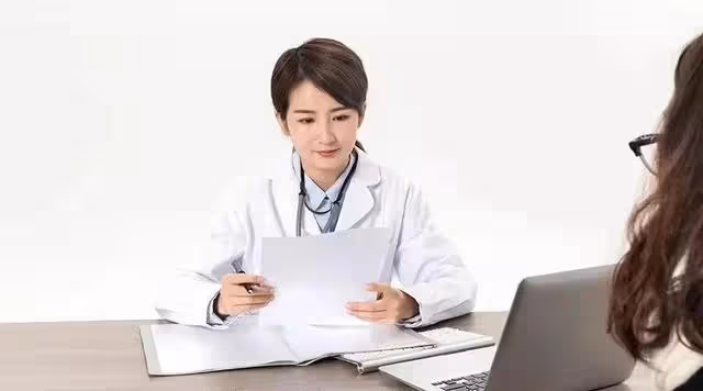 兒子44歲還啃老,我氣急敗壞想趕走他,兒子冷笑:我一天能賺1000
