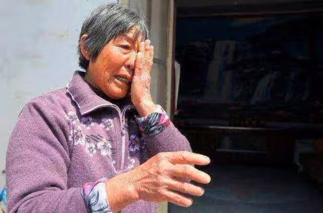 兒子44歲還啃老,我氣急敗壞想趕走他,兒子冷笑:我一天能賺1000