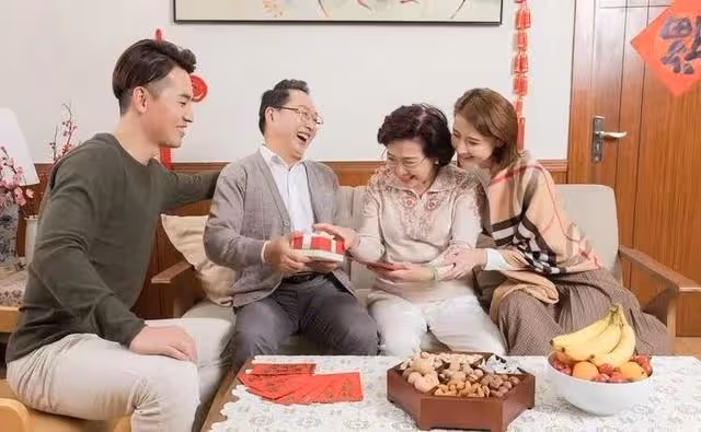 我不吃香菜,婆婆知道後,每道菜灑滿香菜,我一怒之下掀了桌