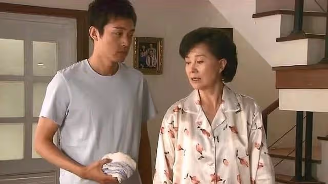 我不吃香菜,婆婆知道後,每道菜灑滿香菜,我一怒之下掀了桌