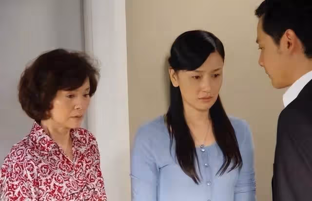 我不吃香菜,婆婆知道後,每道菜灑滿香菜,我一怒之下掀了桌