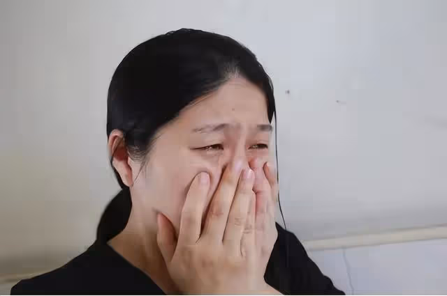 我不吃香菜,婆婆知道後,每道菜灑滿香菜,我一怒之下掀了桌