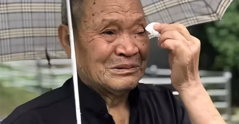獨居老人管兒子借600看病，兒子直接轉來6000後怒斥：別老麻煩我