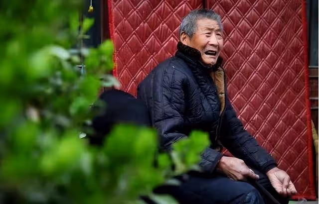 獨居老人管兒子借600看病,兒子直接轉來6000後怒斥:別老麻煩我