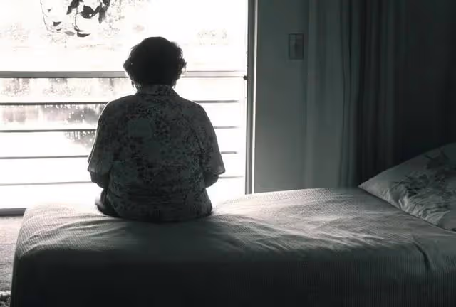 獨居老人管兒子借600看病,兒子直接轉來6000後怒斥:別老麻煩我