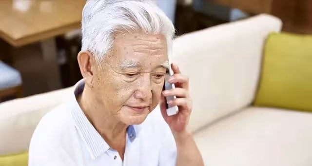 獨居老人管兒子借600看病,兒子直接轉來6000後怒斥:別老麻煩我