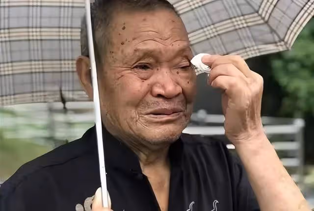 獨居老人管兒子借600看病,兒子直接轉來6000後怒斥:別老麻煩我