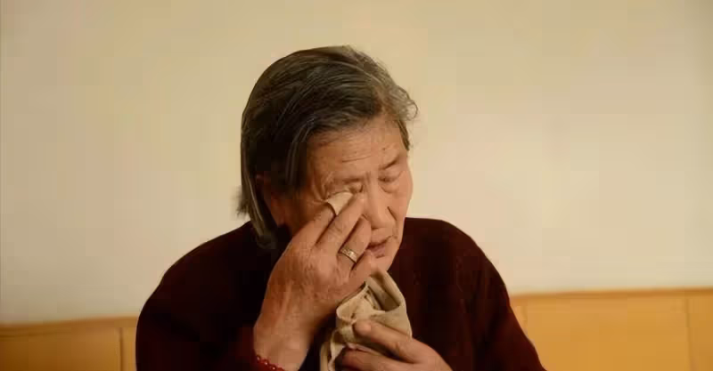 六年前為孫子出氣，扇外孫巴掌，如今找女婿養老，被一腳踹出門