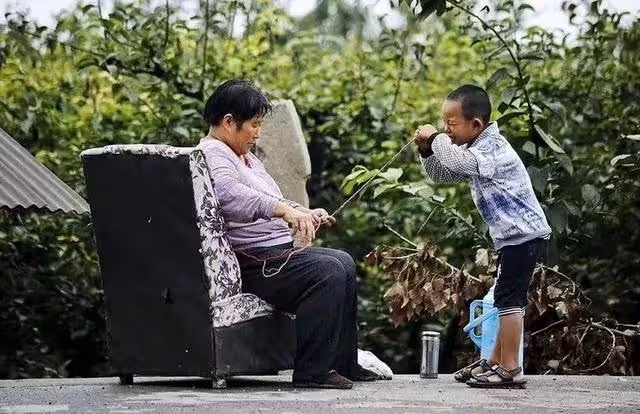 六年前為孫子出氣,扇外孫巴掌,如今找女婿養老,被一腳踹出門