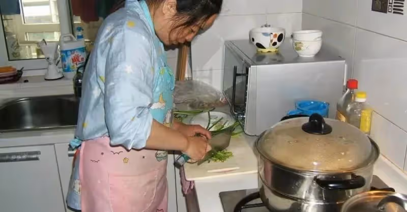 在兒子家養老，頓頓喝雞湯，一個月胖了二十斤，我回了鄉下老家