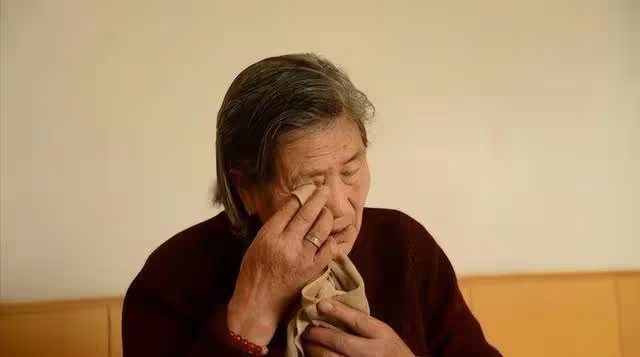 在兒子家養老，頓頓喝雞湯，一個月胖了二十斤，我回了鄉下老家