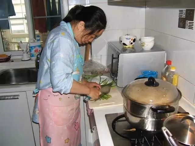 在兒子家養老，頓頓喝雞湯，一個月胖了二十斤，我回了鄉下老家