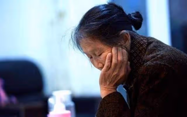 在兒子家養老,頓頓喝雞湯,一個月胖了二十斤,我回了鄉下老家