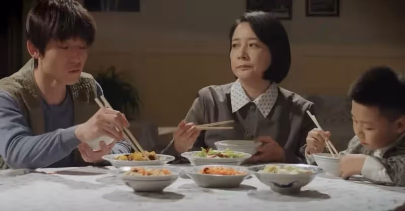 「兒媳，飯好了嗎」大爺在兒子家小住，三周後兒子一家四口變一口