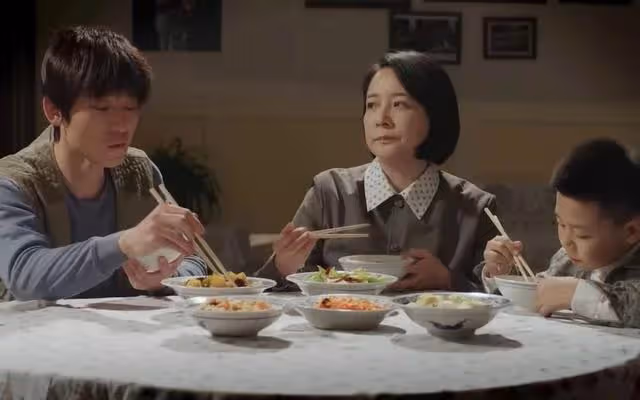 「兒媳,飯好了嗎」大爺在兒子家小住,三周後兒子一家四口變一口