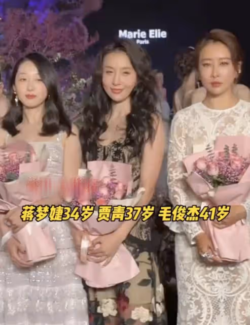 55歲伊能靜現身時裝周,不輸郭富城35歲嬌妻方媛,比34歲蔣夢婕還美