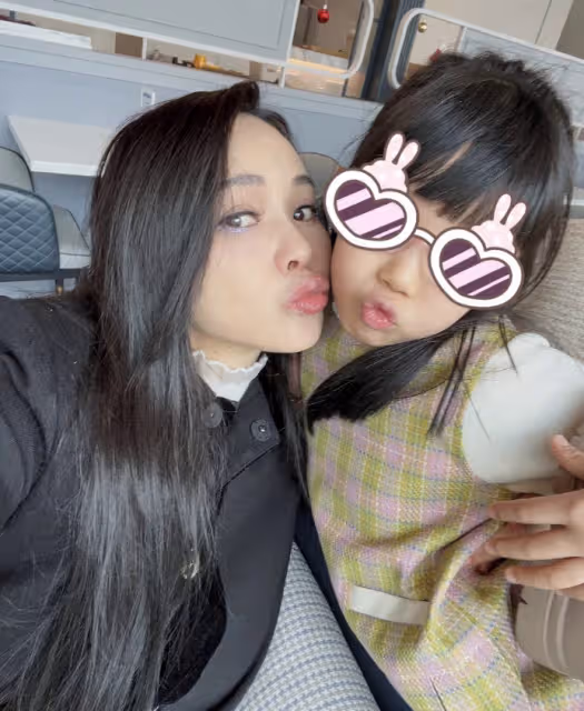 55歲伊能靜現身時裝周,不輸郭富城35歲嬌妻方媛,比34歲蔣夢婕還美
