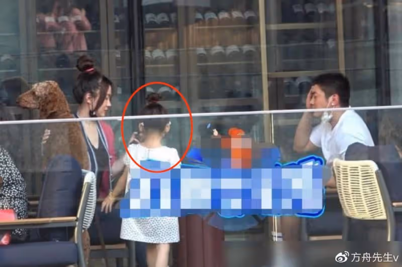 杜江霍思燕一家久違現身,疑似嗯哼親妹妹再出鏡,露正臉超像嗯哼