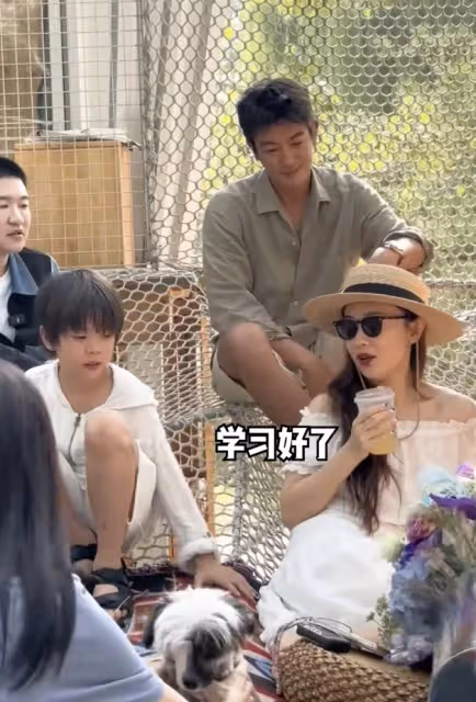 杜江一家久違現身,霍思燕略微發福,嗯哼親妹妹疑現身,長得超像哥哥