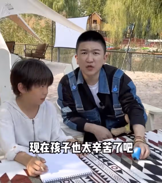 杜江一家久違現身,霍思燕略微發福,嗯哼親妹妹疑現身,長得超像哥哥