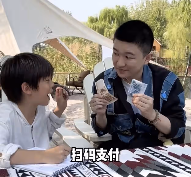 杜江一家久違現身,霍思燕略微發福,嗯哼親妹妹疑現身,長得超像哥哥