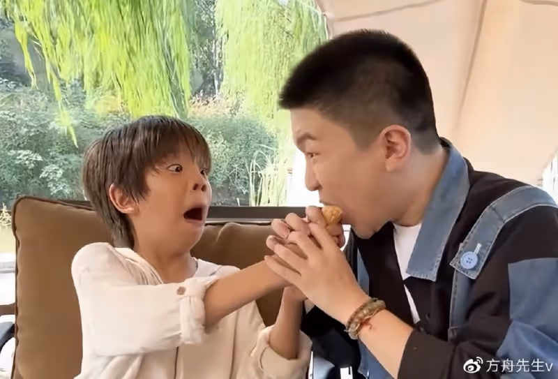 杜江一家久違現身,霍思燕略微發福,嗯哼親妹妹疑現身,長得超像哥哥