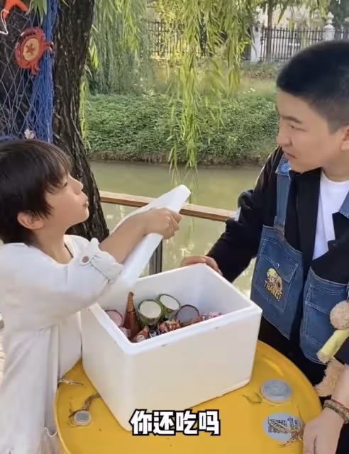 杜江一家久違現身,霍思燕略微發福,嗯哼親妹妹疑現身,長得超像哥哥