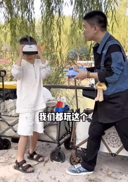 杜江一家久違現身,霍思燕略微發福,嗯哼親妹妹疑現身,長得超像哥哥